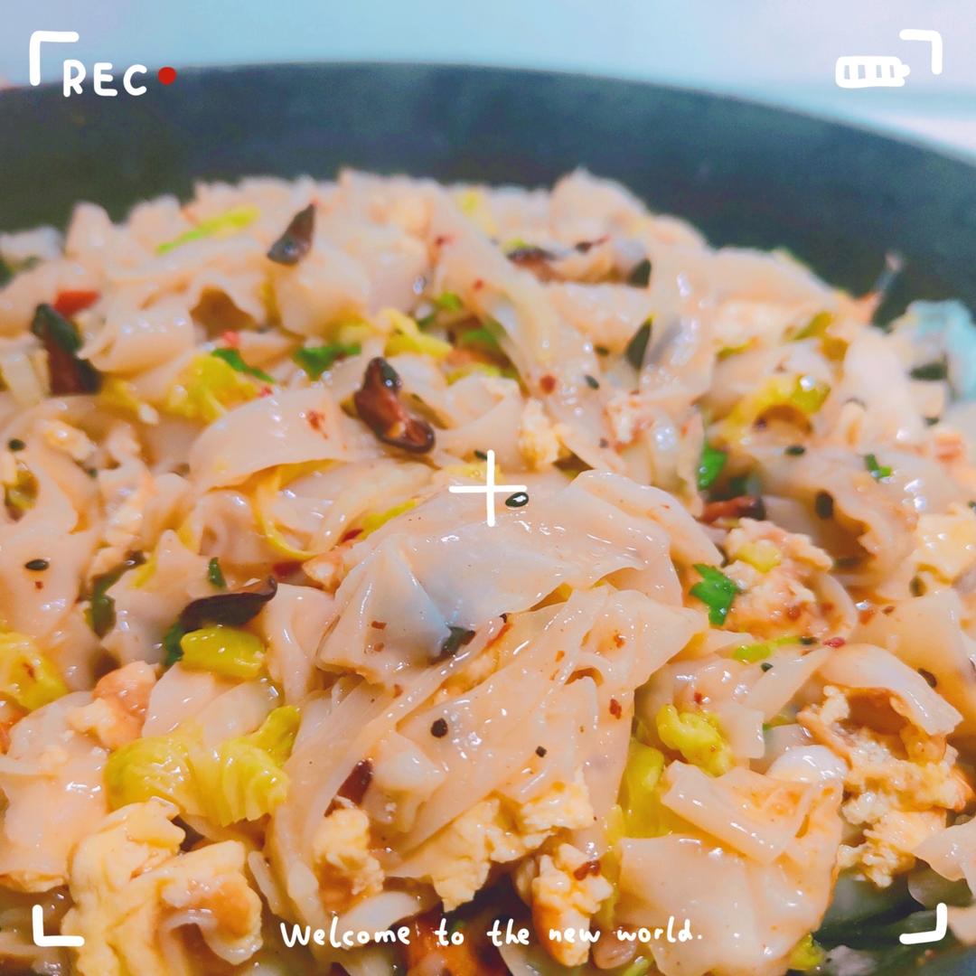 油泼扯面，宽面劲道，香辣可口，一碗真的不够吃