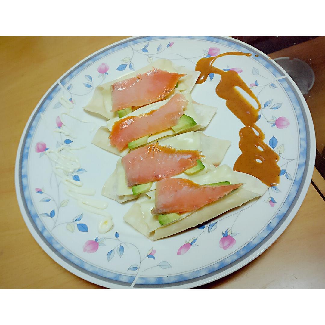 三文鱼鳄梨tartine餐前菜