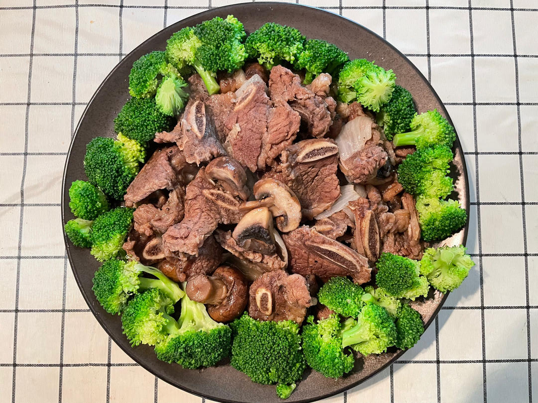 大口吃肉