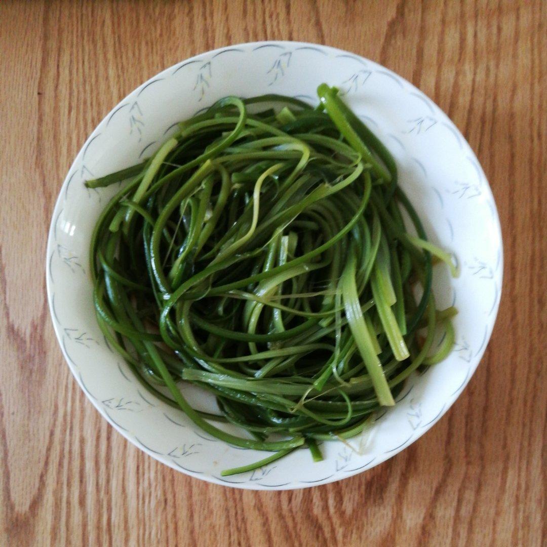 凉拌手撕蒜苔