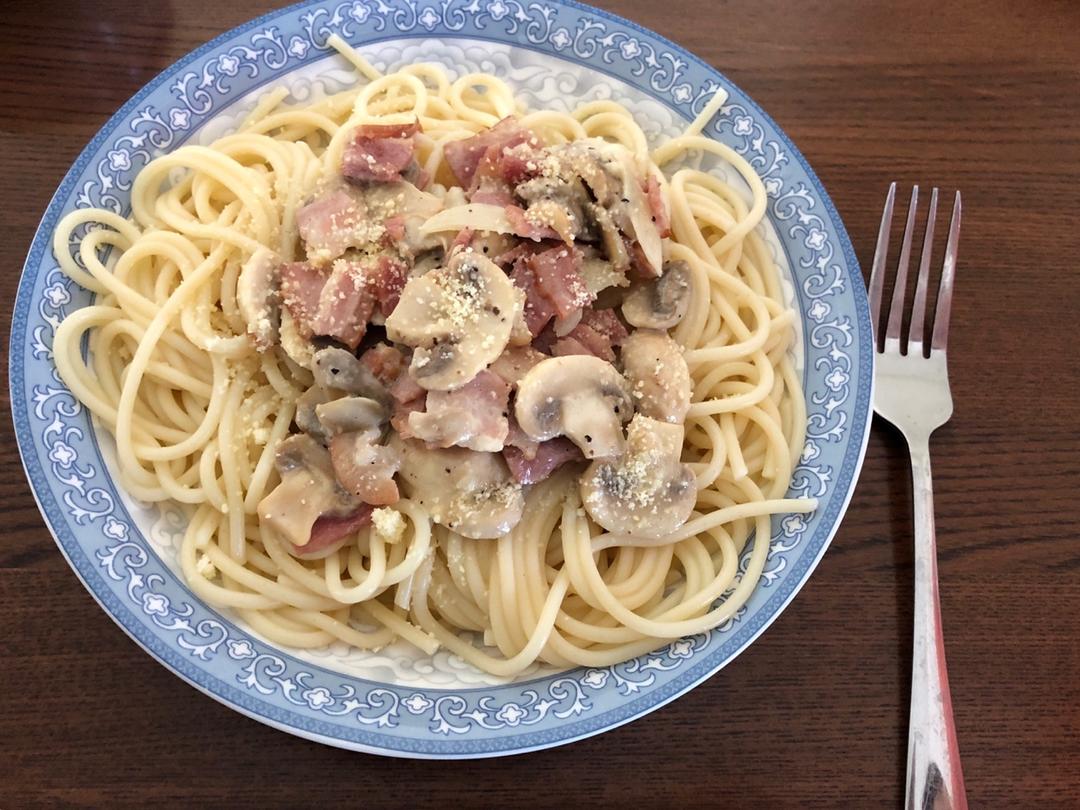 白蘑菇奶油培根意面