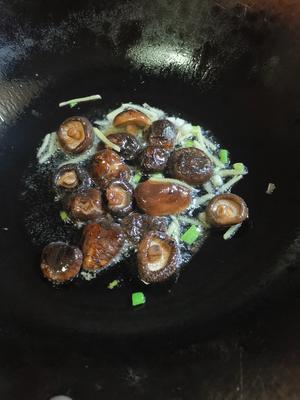 不可不试的香菇皮蛋瘦肉粥的做法 步骤4
