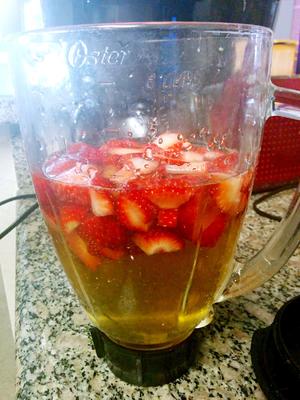 草莓柠檬薄荷电解质smoothie的做法 步骤2