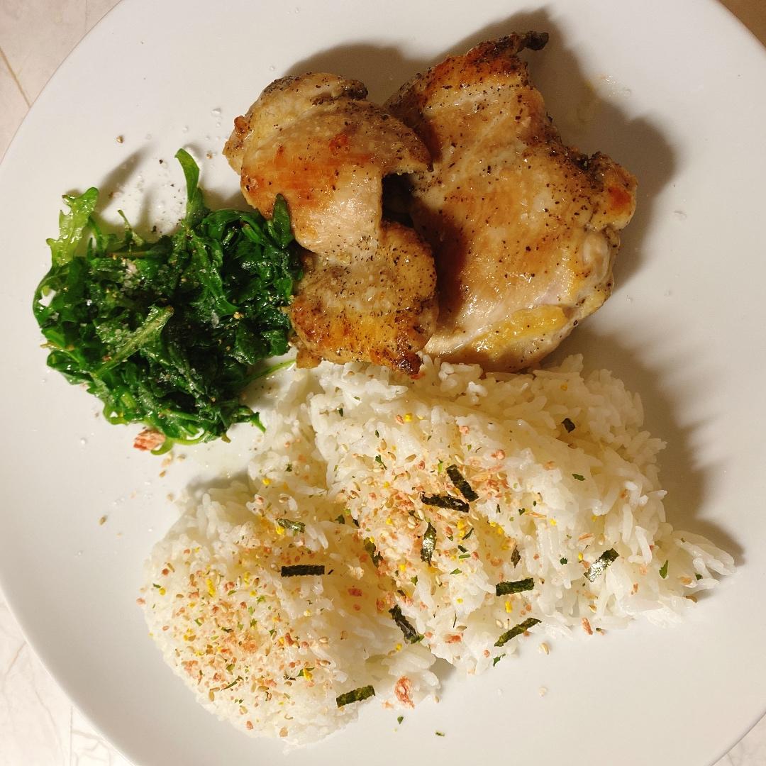 香煎鲜嫩多汁的黑椒鸡胸肉