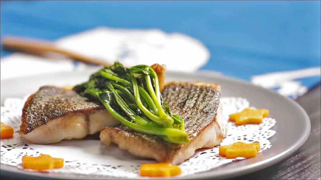 香煎黑鱼 | 爸爸厨房 VOL.42--鱼、胡萝卜、菠菜的做法