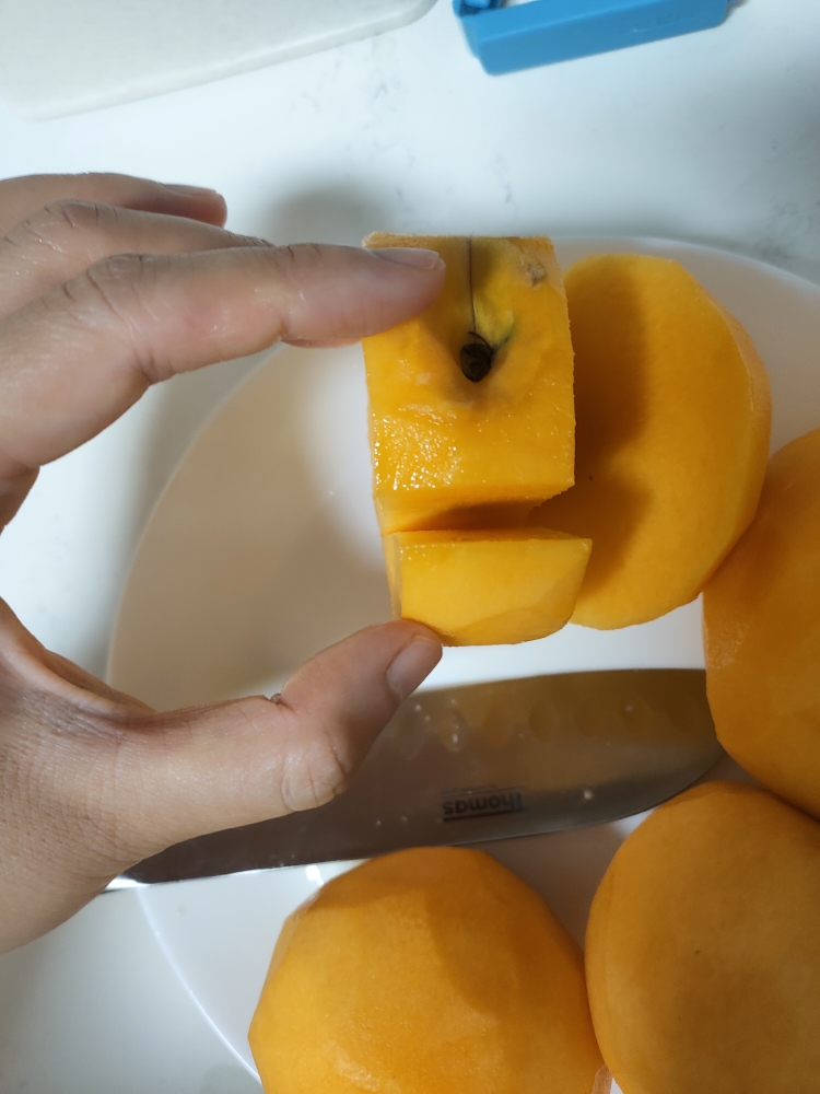 新鲜黄桃两种吃法：黄桃雪葩+黄桃罐头（短期长期两种储存制作方法）的做法 步骤1
