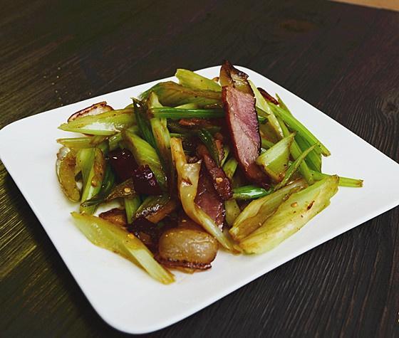 西芹炒腊肉的做法