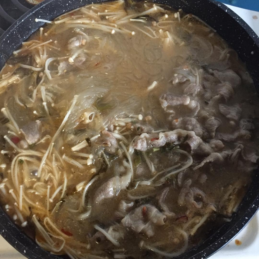 酸汤金针肥牛粉丝煲