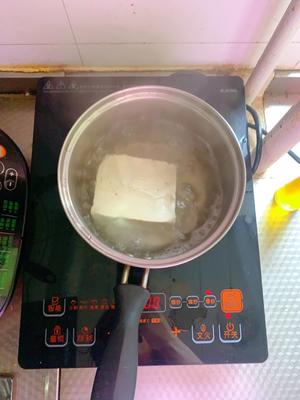减脂减肥的茄汁龙利鱼豆腐金针菇煲的做法 步骤1