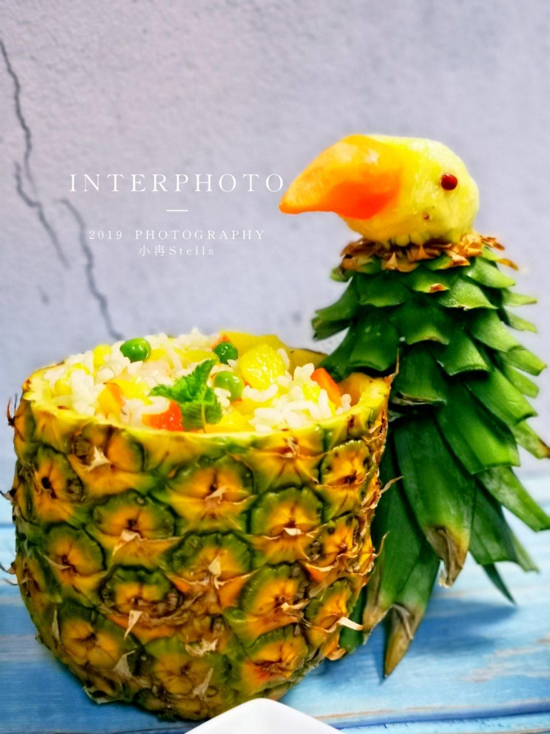 鹦鹉鸟造型五彩菠萝炒饭
