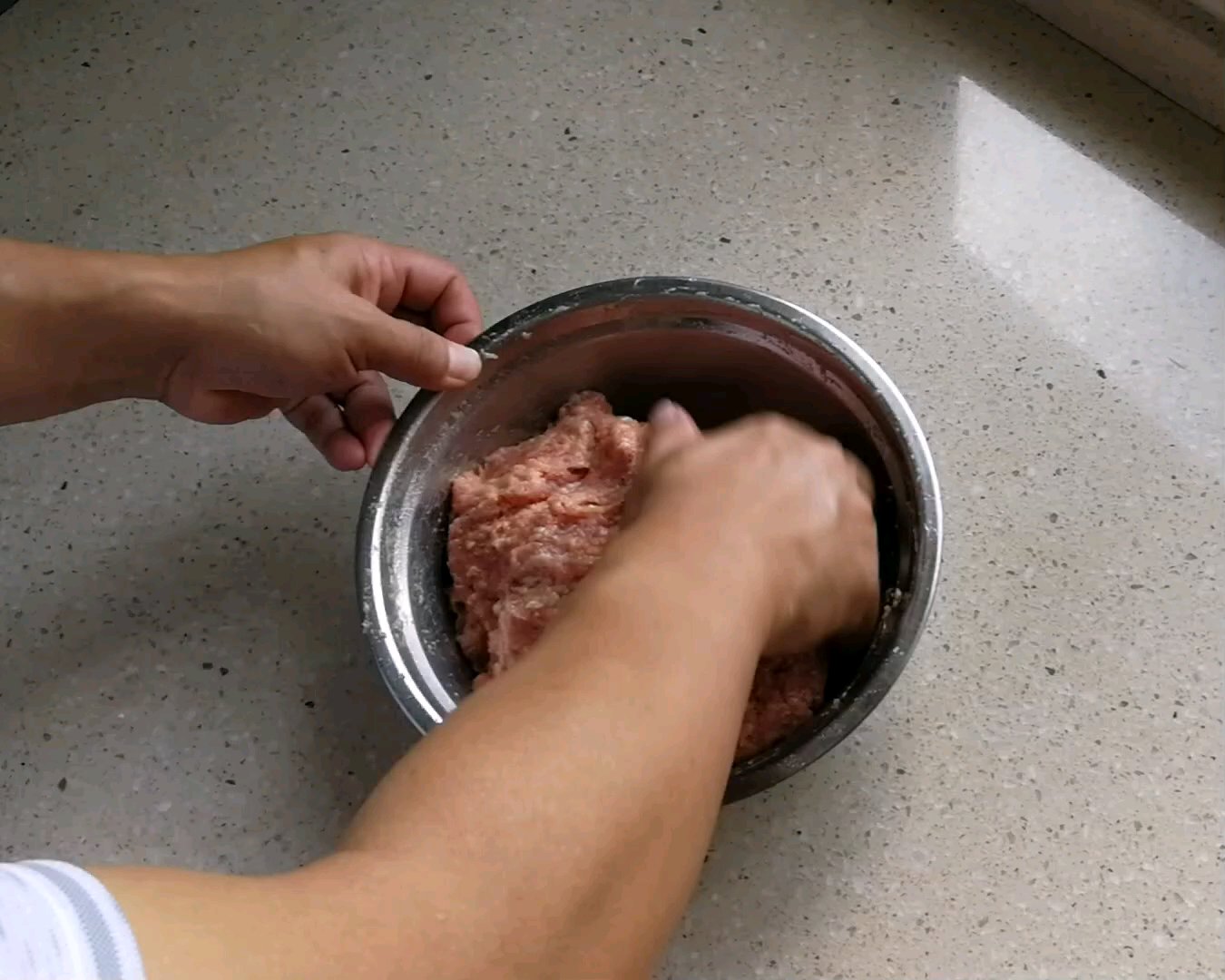 莲藕蒸肉饼的做法 步骤3