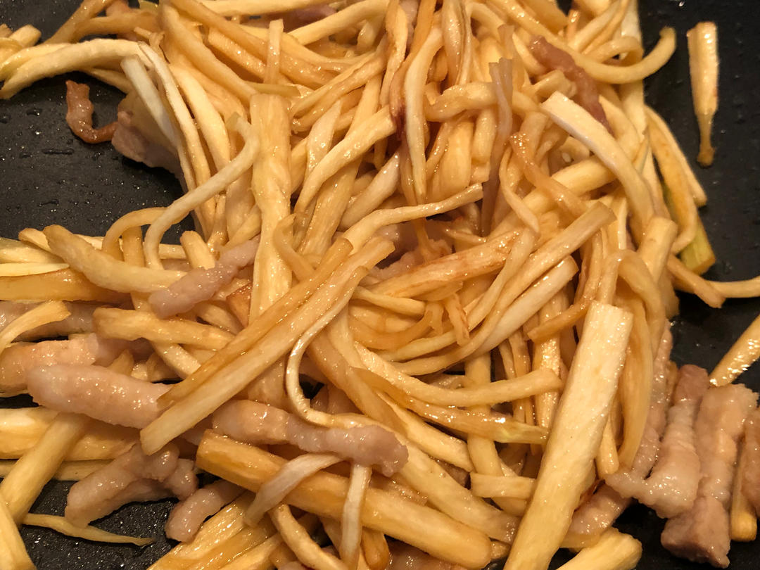 五花肉炒茭白