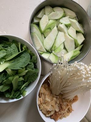 丝瓜 青菜 金针菇 素肠 汤的做法 步骤5