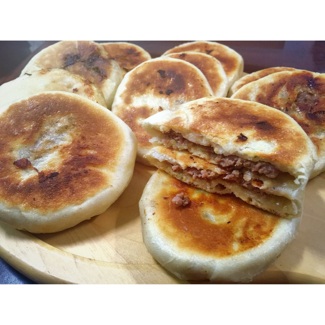 蒙着脸的小鸡蛋做的洋葱牛肉馅饼