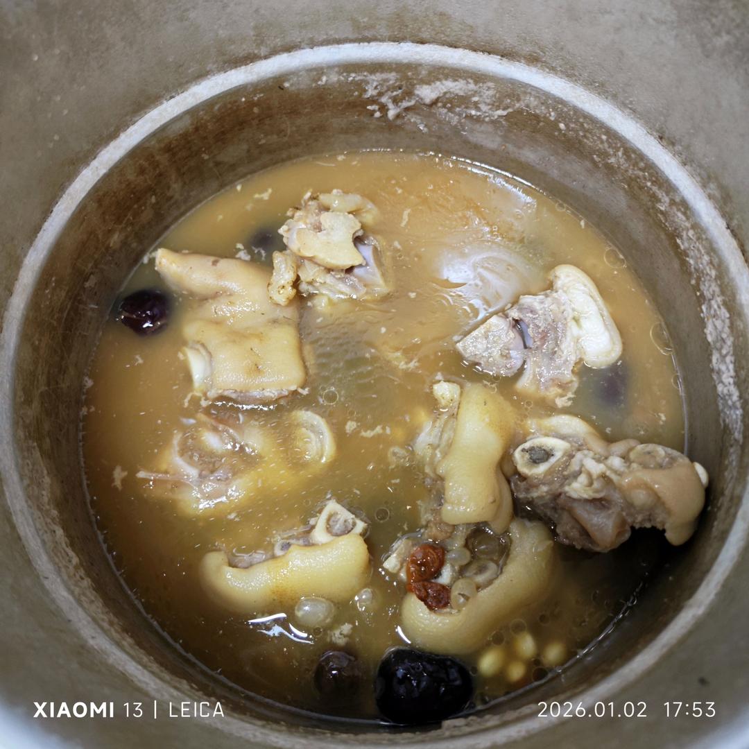月子餐·黄豆猪蹄汤
