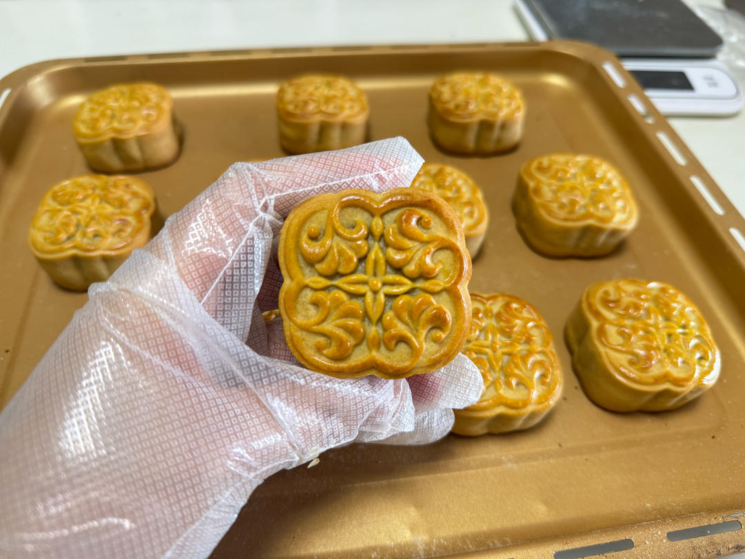 广式咸蛋黄肉松月饼/经典好吃咸口月饼