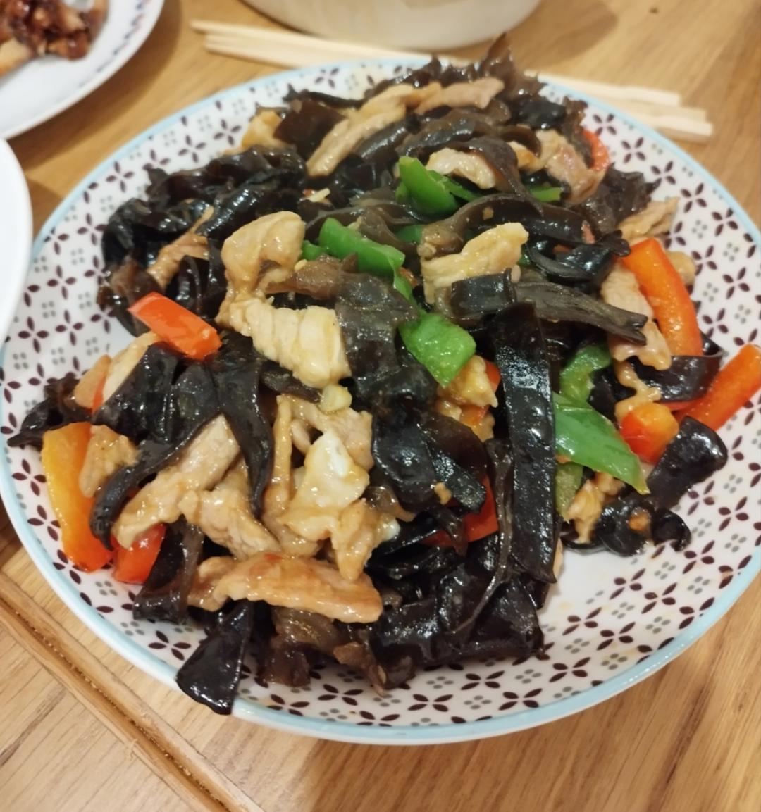 木耳炒肉这样做，肉片嫩滑，木耳爽脆，绝对美味的下饭菜！