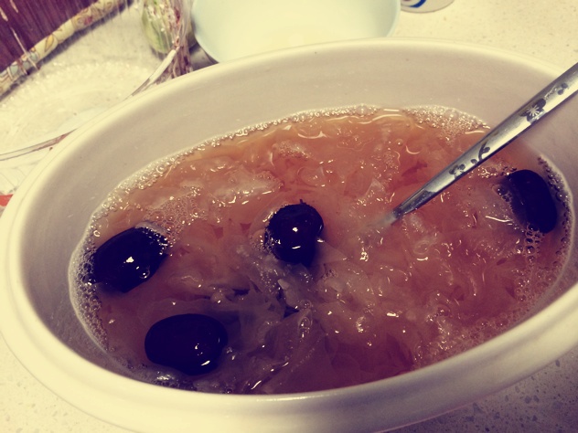 桃胶银耳莲子汤