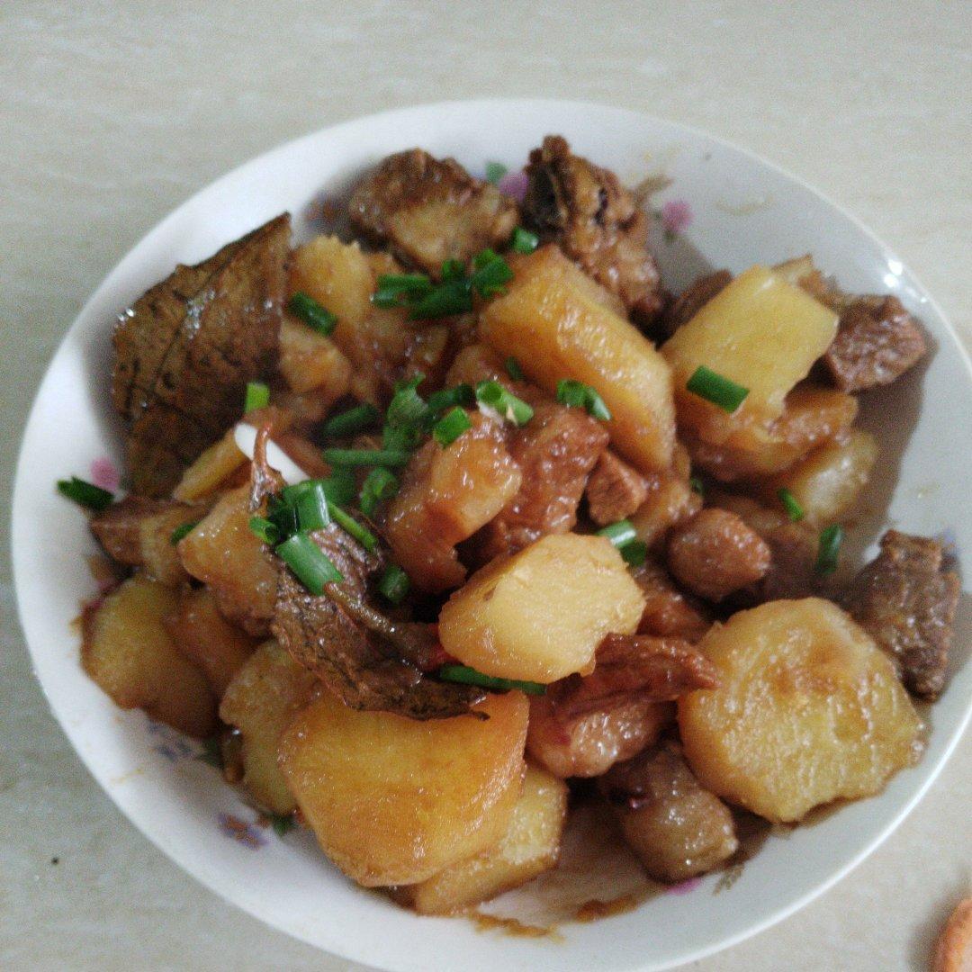 红烧肉炖土豆