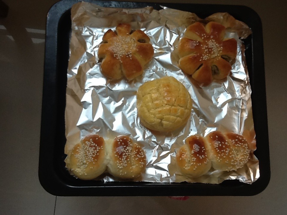 花样红豆沙面包