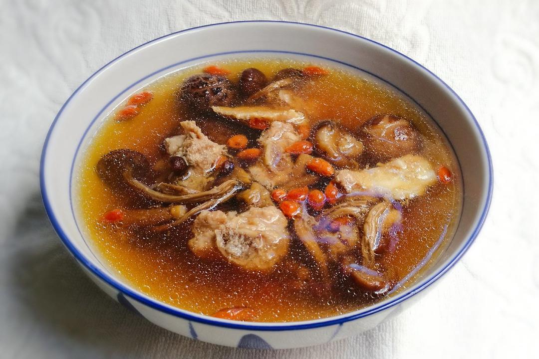 赵笑做的【姬松茸茶树菇排骨汤】《每周一款老火靓汤三》