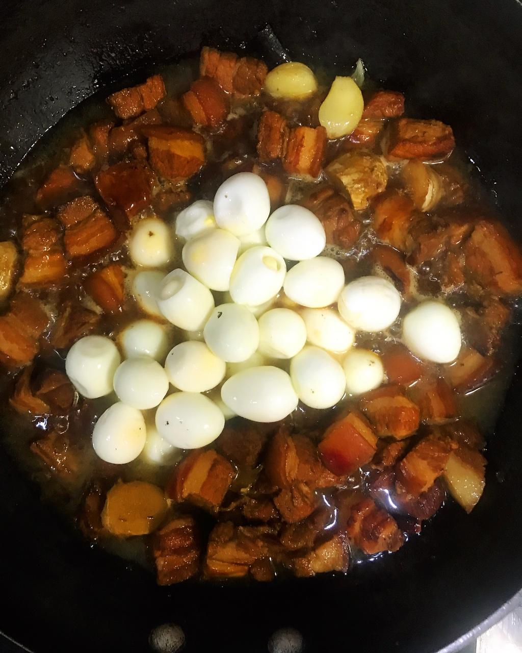 加了鹌鹑蛋后，这盘红烧肉，美味的逆天啦——鹌鹑蛋烧肉（孔瑶食谱）