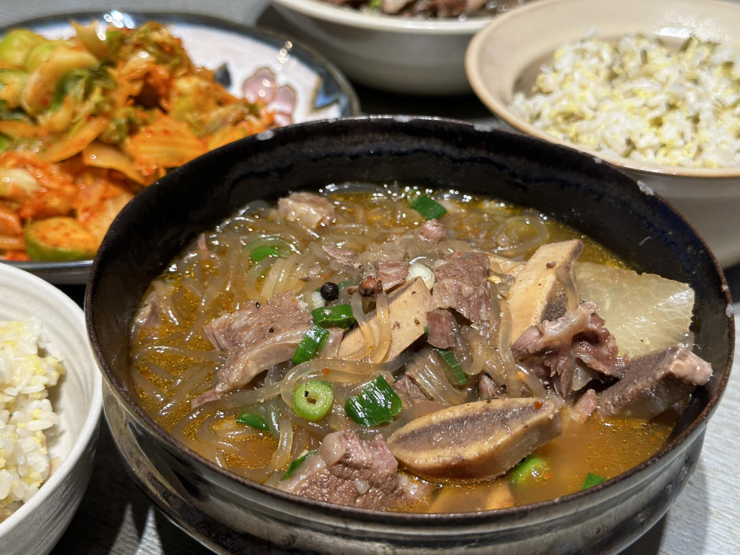 【Galbitang 韩国牛仔骨萝卜粉条汤】Korean Beef Short-Rib Soup with Daikon and Vermicelli