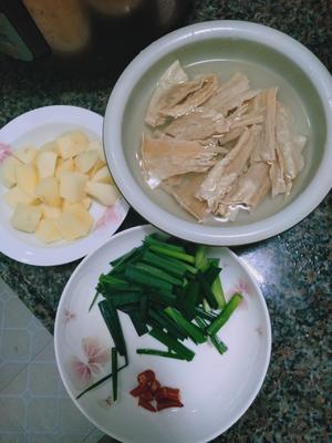 鸭肉焖土豆腐竹的做法 步骤2