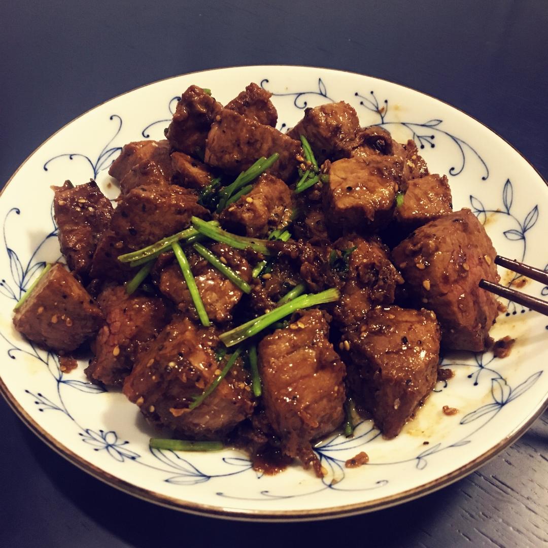 黑胡椒蒜子牛肉粒