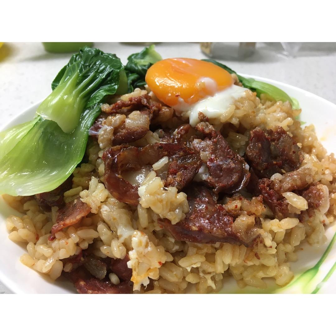 广式腊味煲仔饭