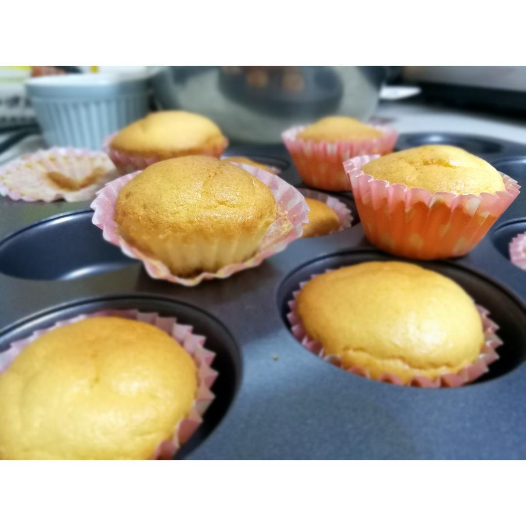 戚风杯子蛋糕^_^不开裂不回缩喔～