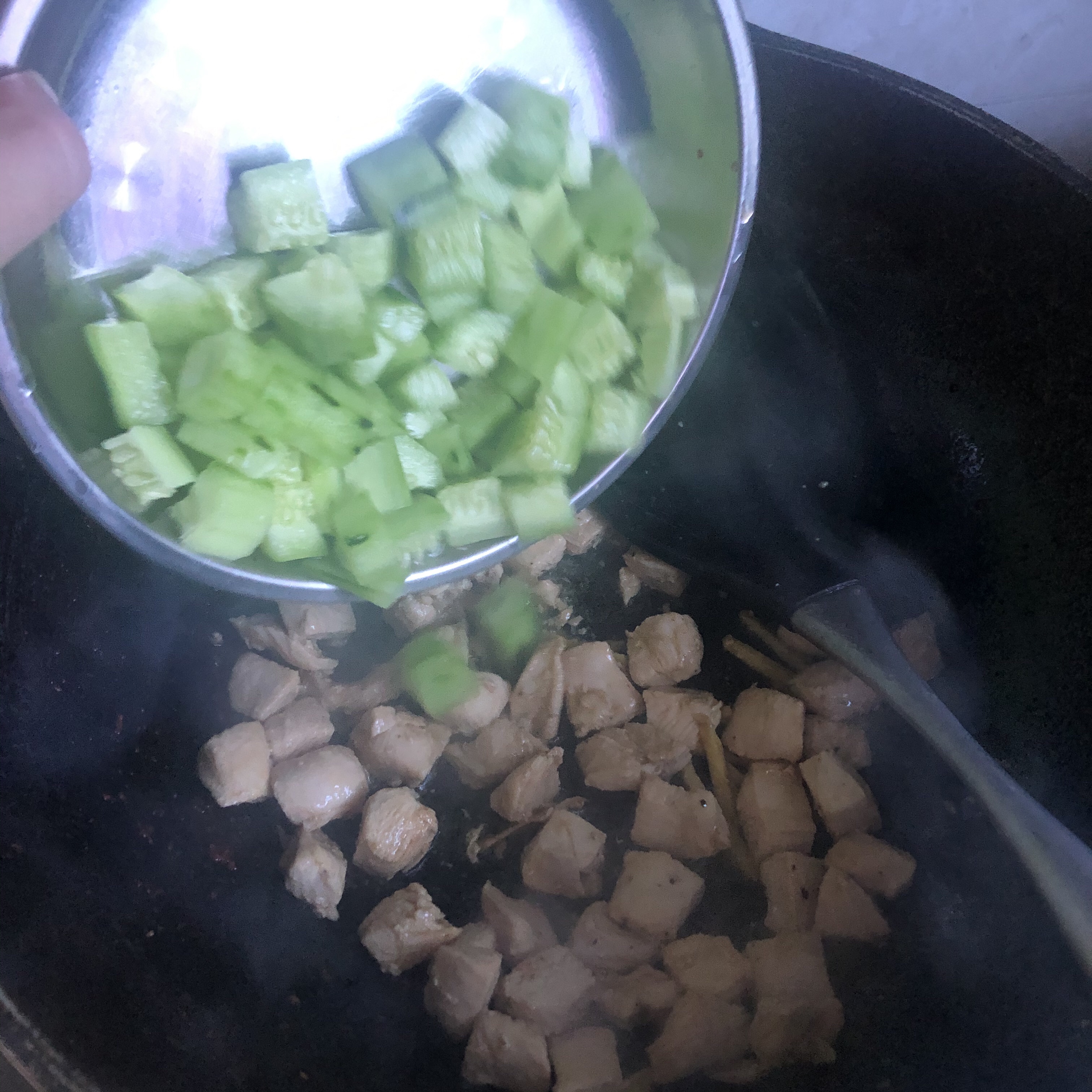 刮油减脂餐——青瓜土豆炒鸡胸肉的做法 步骤5