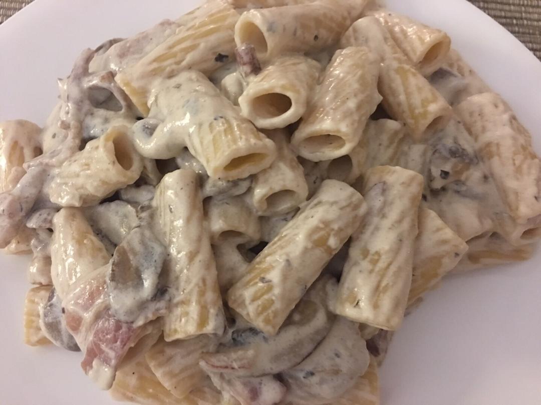 奶油培根蘑菇意面