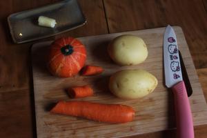 电饭锅炖南瓜🎃土豆🥔胡萝卜🥕（懒人炖）的做法 步骤1