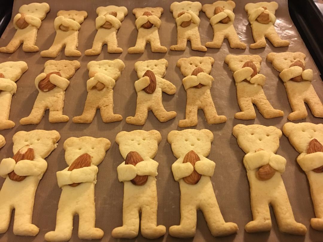 抱杏仁的小熊（造型饼干）