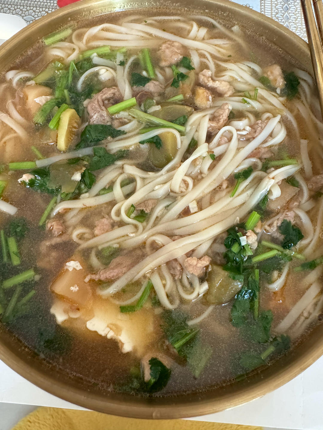 教你在家也可以做的榨菜肉丝面，香辣开胃，面条好吃到连汤都不剩