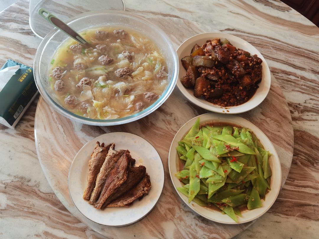 家常白菜汆丸子