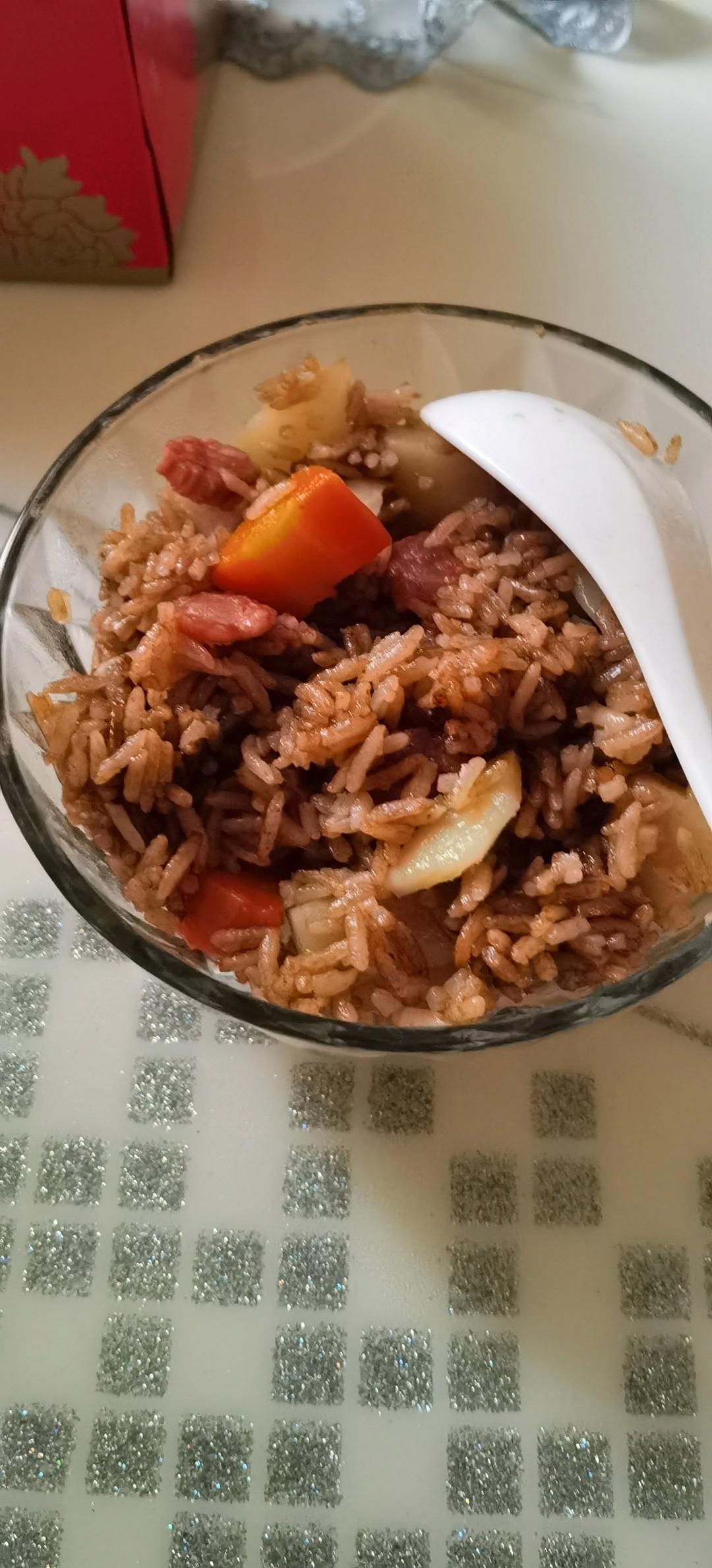 懒人版❗电饭煲土豆腊肠焖饭，好吃到舔盘～