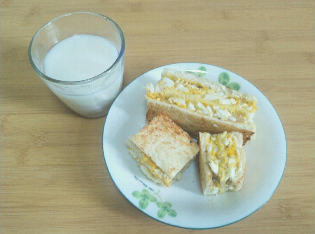 鸡蛋三明治