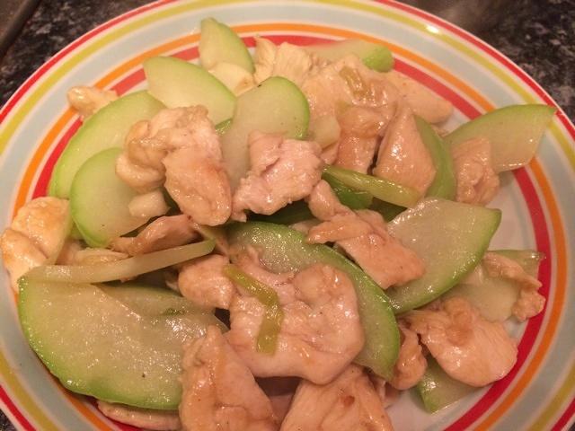 合掌瓜炒鸡肉的做法