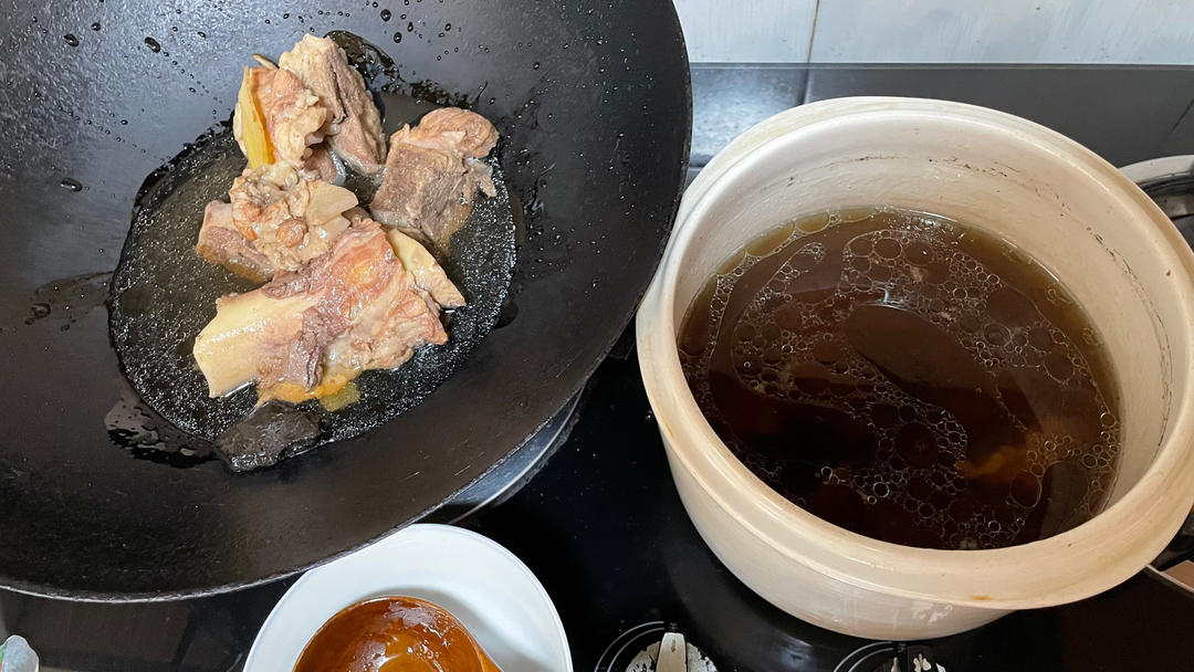 筒子骨玉米萝卜汤