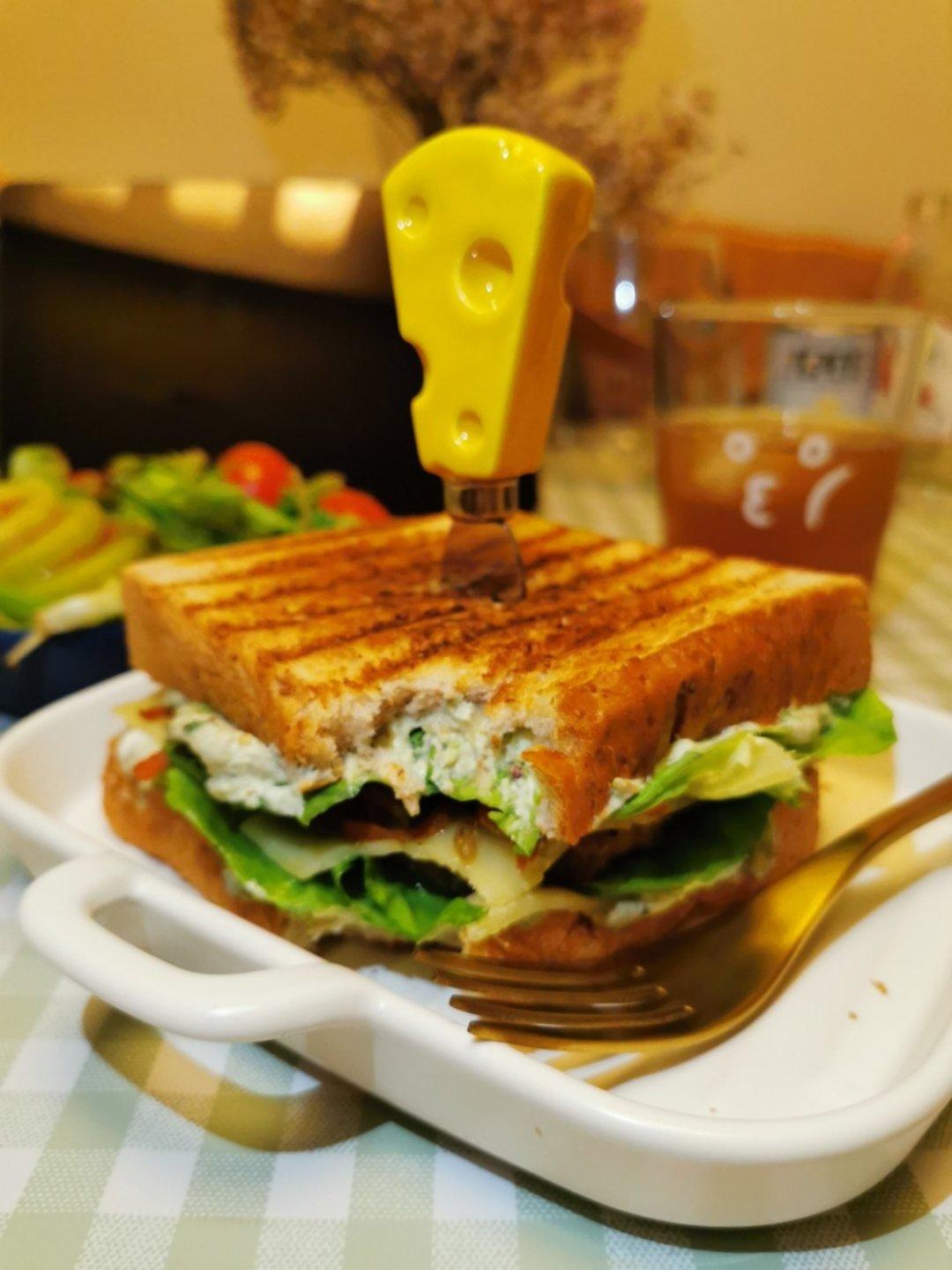 黑椒牛排杏鲍菇酸奶酱三明治