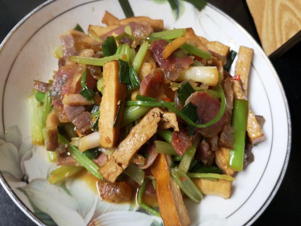 芹菜香干炒腊肉