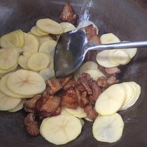 三层肉炒土豆的做法 步骤3