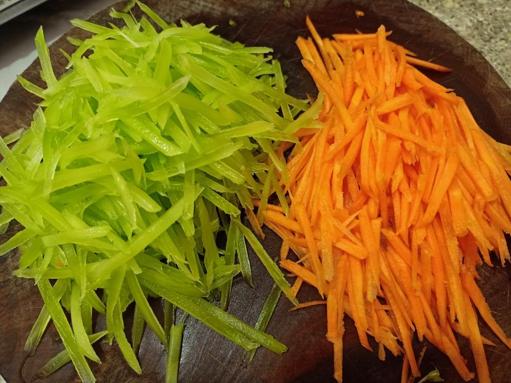 胡蘿卜萵筍絲的做法 步驟2