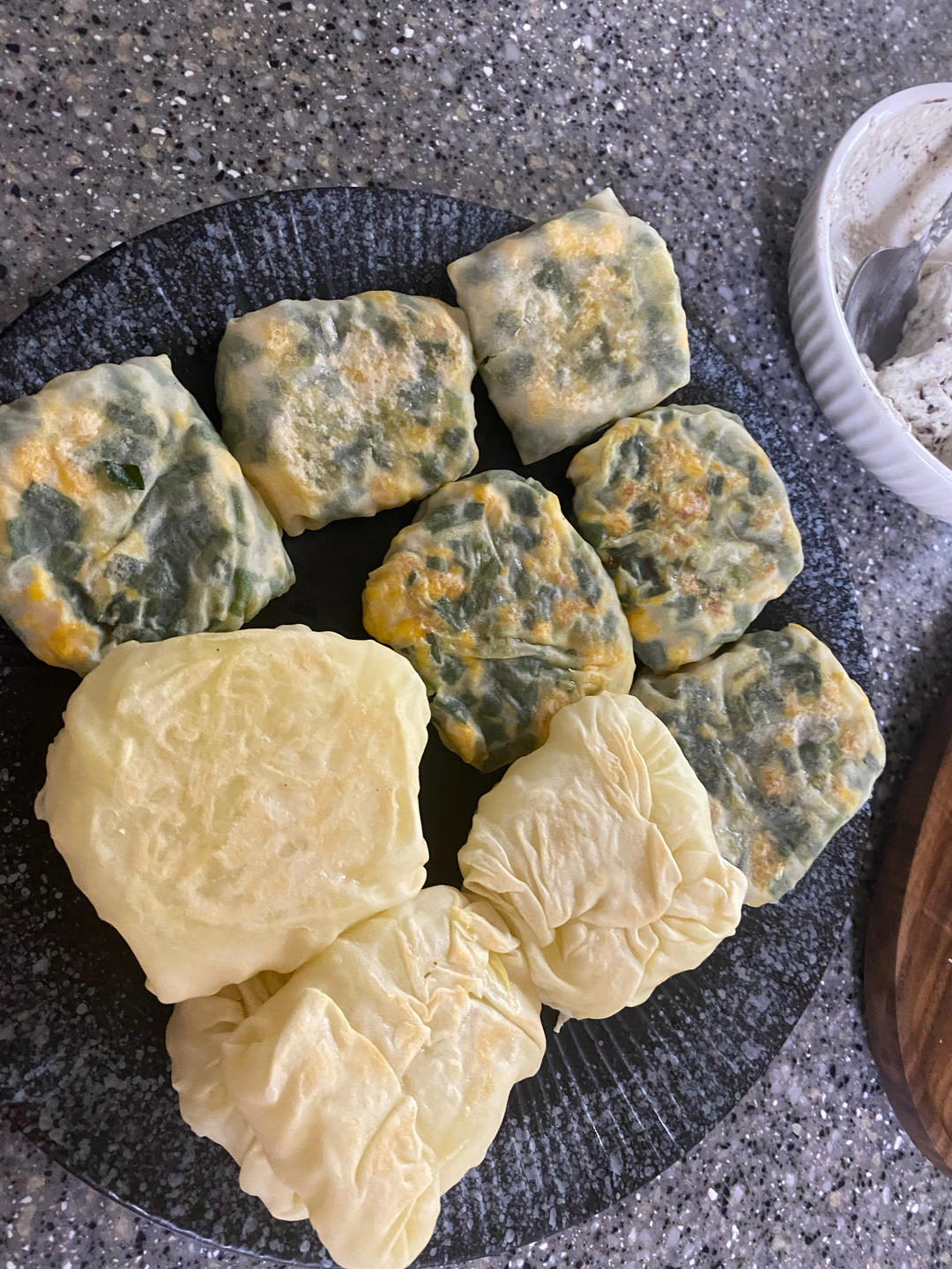 皮薄馅多的韭菜盒子