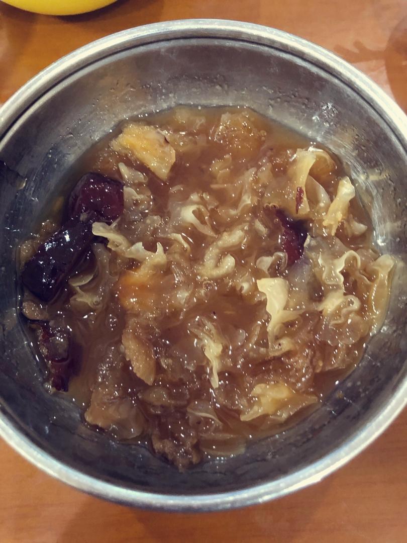 冰糖银耳红枣汤