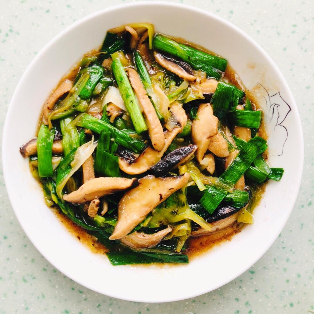 比肉好吃的降脂家常菜香菇炒蒜苗