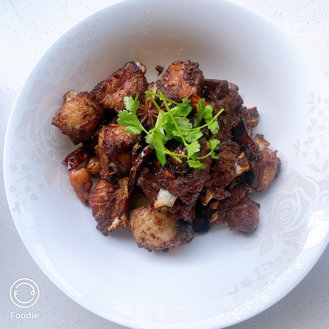 我家排骨从不红烧，加一些大蒜，出锅香喷喷，孩子吃完舔手指