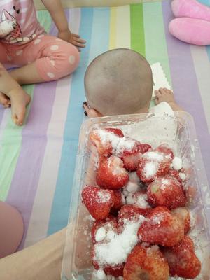 超简单好吃的冰冻牛奶草莓果酱的做法 步骤1